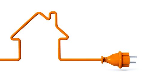 Dynamische Stromtarife: Wer kann von ihnen profitieren? Mittels eines Stomkabels werden die Umrisse eines Hauses dargestellt